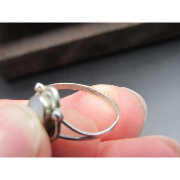 Size 5 Sterling Silver Tarnished Cute White Shell Band Ring - Picture 3 of 6